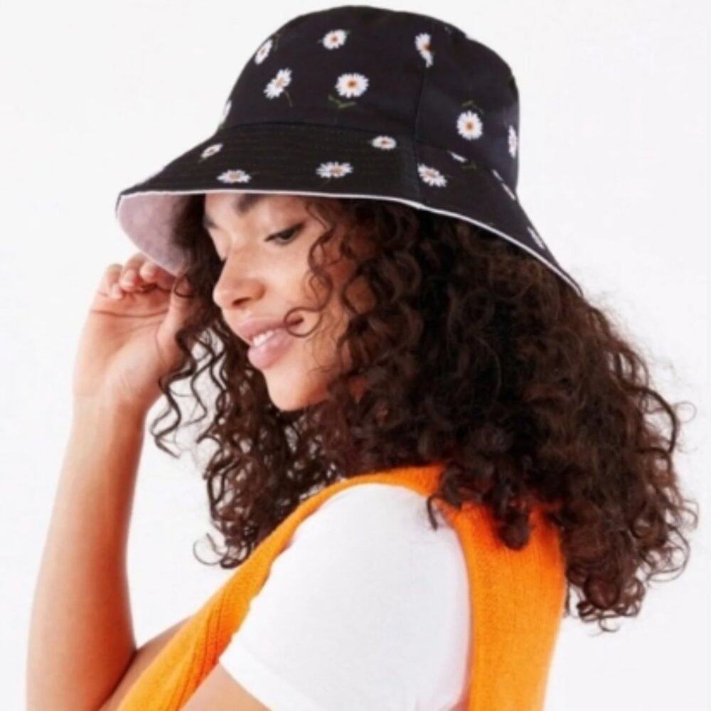 NWT Alice & Olivia Black daisy print bucket hat Reversible plain white NEW